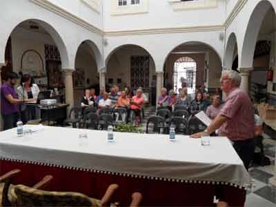El Ayuntamiento de Priego presenta sus servicios a la comunidad extranjera residente en el municipio 1