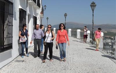 Ceballos visita la finalización de las obras de la calle Adarve en el barrio histórico de la Villa en Priego