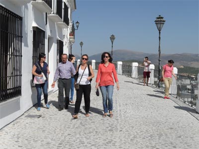 Ceballos visita la finalización de las obras de la calle Adarve en el barrio histórico de la Villa en Priego 1