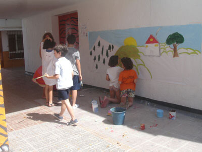 Varios alumnos pintando