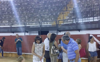 Una jornada de puertas abiertas en la plaza de toros de Priego muestra su nueva imagen nocturna