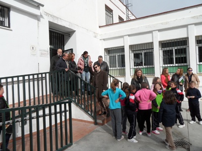 Ayuntamiento y AMPA visitando el colegio