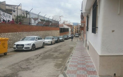 Reponen la red de abastecimiento y amplían el acerado de la calle Rodríguez de la Fuente en Priego