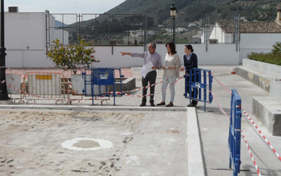 El Ayuntamiento de Priego construye un nuevo parque infantil en la plaza de la Puerta Granada