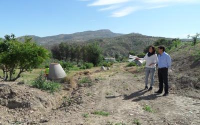 Visitan las obras de acondicionamiento de la finca que albergará los huertos urbanos en Priego