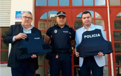 EL AYUNTAMIENTO DOTA A LA POLICIA LOCAL DE NUEVOS CHALECOS ANTIBALA Y ANTICORTE