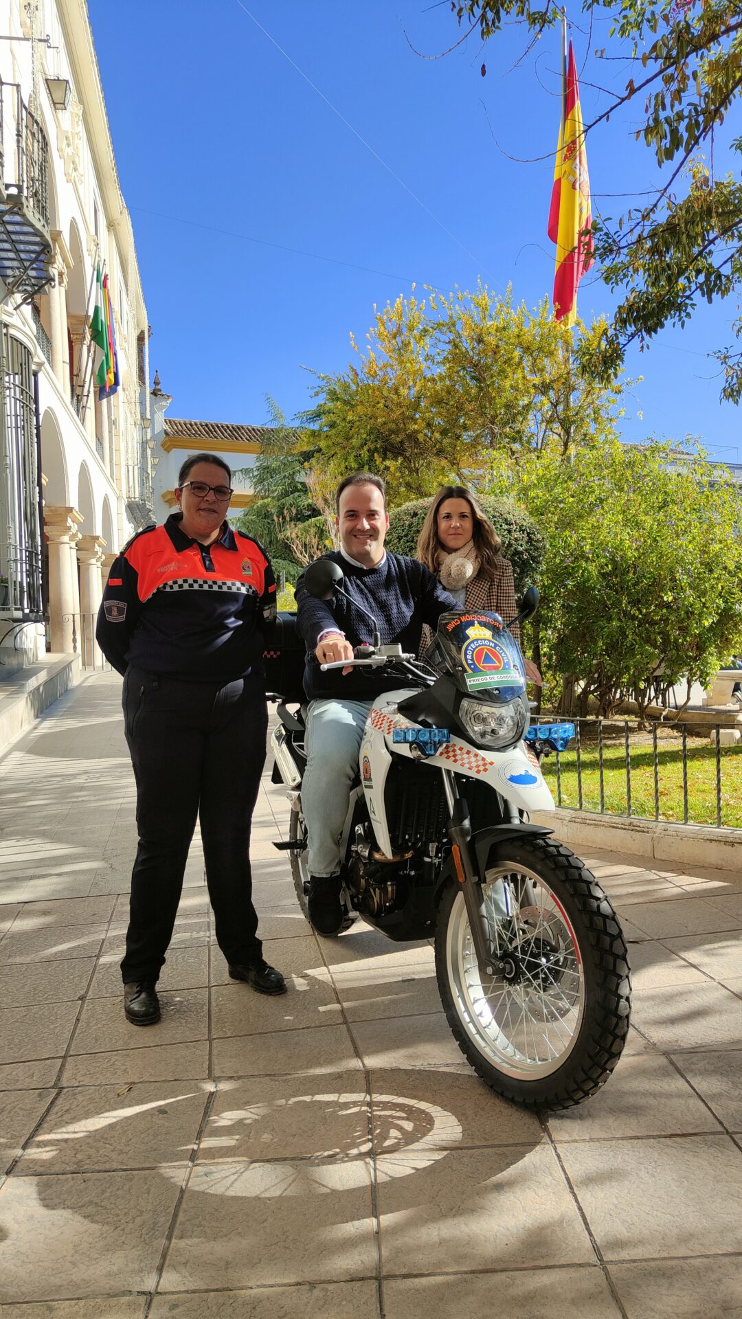 Presentación motocicleta Agrupación de Voluntarios de Protección Civil